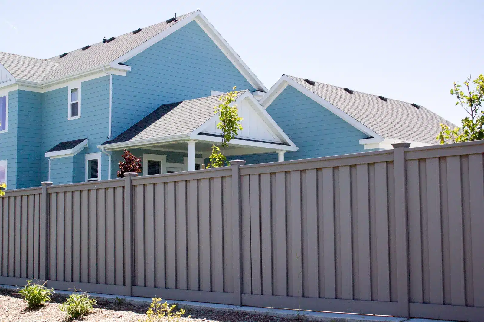 Modern Backyard Fencing Ideas 10 Beautiful brown Trex fence with a lawn and garden.