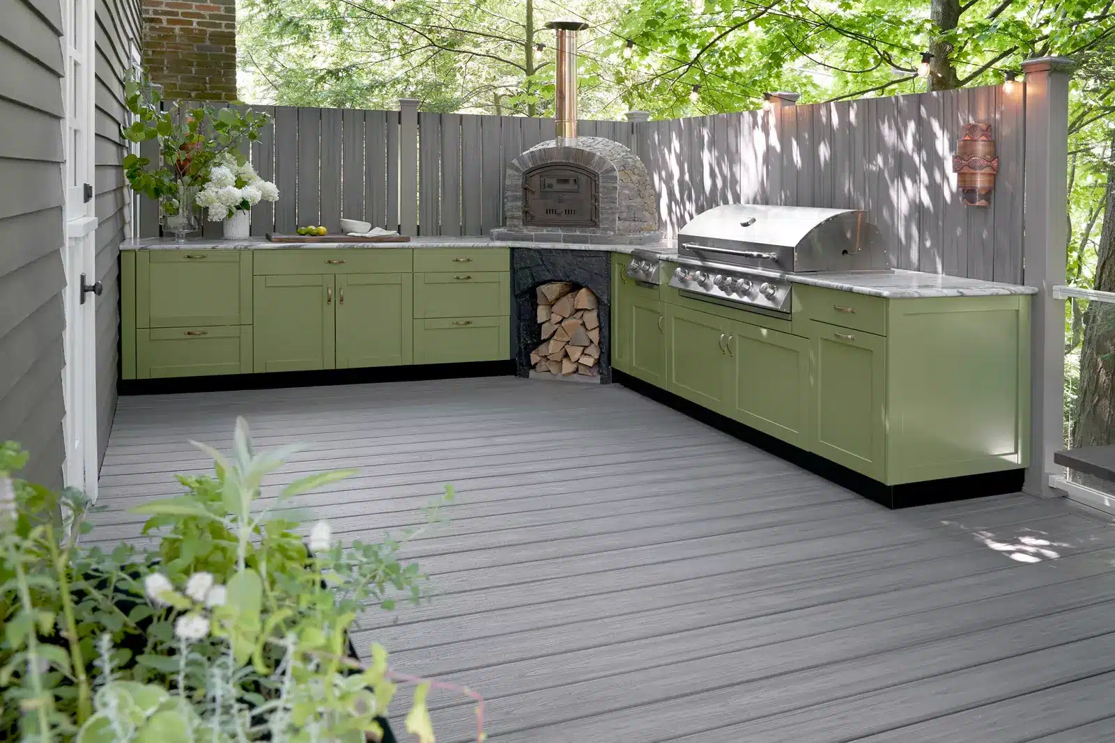 Modern Backyard Fencing Ideas 4 Beautiful brown Trex fence with a lawn and garden.